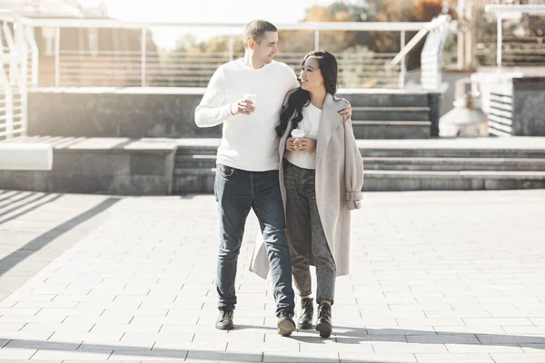 Joven Pareja Bonita Caminando Fondo Ciudad Mujer Hombre Juntos Divierten — Foto de Stock