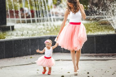 Küçük bebeğini kucağında tutan genç ve güzel bir anne. Anne ve bebek. Aile açık havada