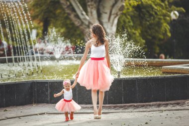 Küçük bebeğini kucağında tutan genç ve güzel bir anne. Anne ve bebek. Aile açık havada