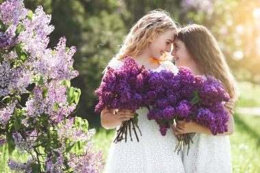 Dışarıda güzel kızlar var. Güzel kız kardeşler birlikte. Neşeli kızlar..