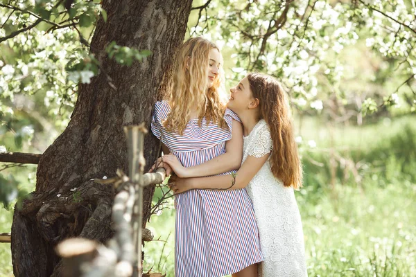 Two Cute Girls Outdoor Pretty Sisters Having Fun Together — Stock Photo, Image