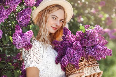 Genç ve çekici bir kız. Leylak buketli kadın. Parlak kadın portresi