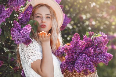 Genç ve çekici bir kız. Leylak buketli kadın. Parlak kadın portresi