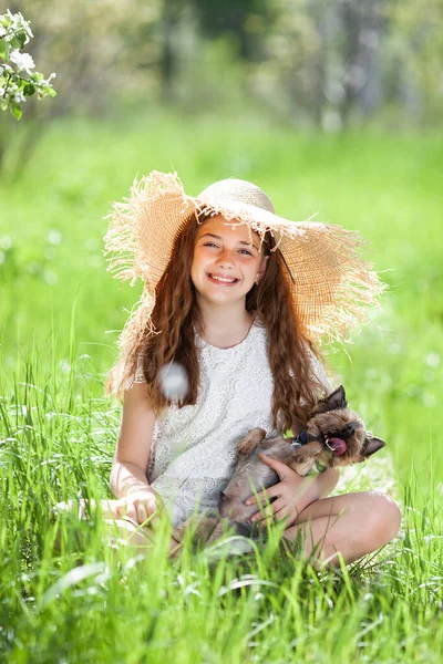 Dışarıdaki Şirin Küçük Kız Doğuştan Yetenekli Bir Çocuk Çimenlikteki Çocuk — Stok fotoğraf