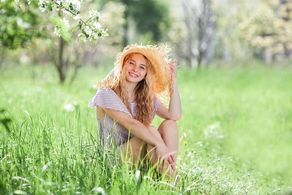 Attraktiv Ung Blond Kvinna Utomhus Närbild Porträtt Vacker Dam Sitter — Stockfoto