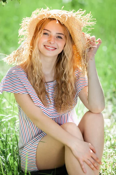 魅力的な若いブロンドの女性の屋外 草の上に座っている美しい女性のクローズアップポートレート — ストック写真