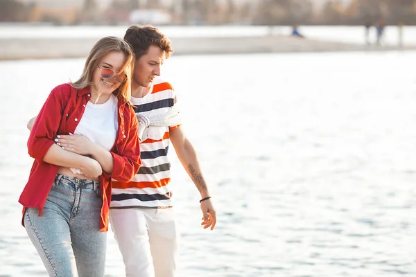 Casal Feliz Livre Amantes Beira Mar Homem Mulher Juntos — Fotografia de Stock