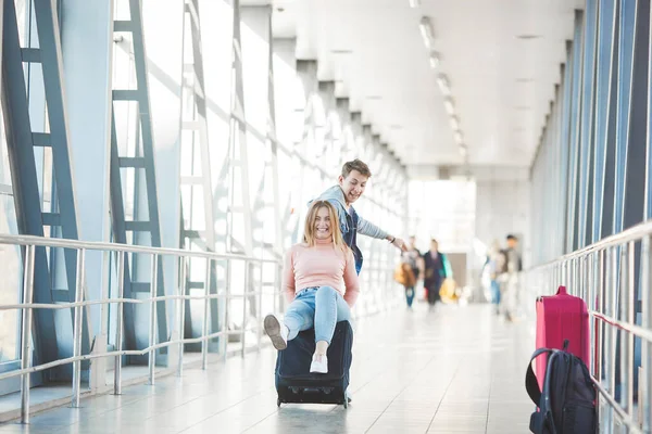 Pareja Joven Viajando Hombre Mujer Vacaciones — Foto de Stock