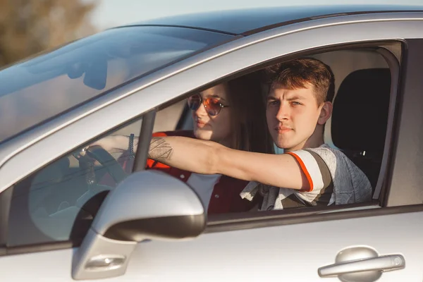 여행하는 남자와 여자는 여행을 즐기고 청소년을 자동차 — 스톡 사진