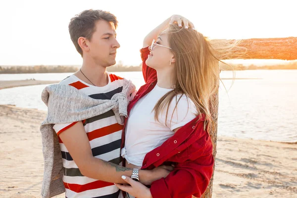 Casal Feliz Livre Amantes Beira Mar Homem Mulher Juntos — Fotografia de Stock