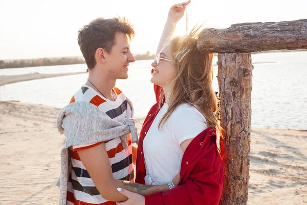 Casal Feliz Livre Amantes Beira Mar Homem Mulher Juntos — Fotografia de Stock