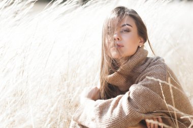 Çekici bir kadın. Dışarıdaki genç bayan. Tarafsız, doğal bir geçmişi olan bir kadın. Neşeli kız..