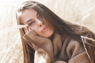 Çekici bir kadın. Dışarıdaki genç bayan. Tarafsız, doğal bir geçmişi olan bir kadın. Neşeli kız..