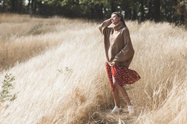 Çekici bir kadın. Dışarıdaki genç bayan. Tarafsız, doğal bir geçmişi olan bir kadın. Neşeli kız..
