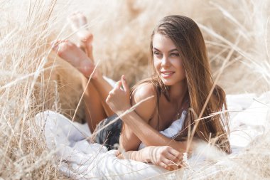 Beyaz çarşafların üzerinde çekici genç kadınlar. Dışarıda beyaz çarşaflarla uyuyan güzel bir kadın..