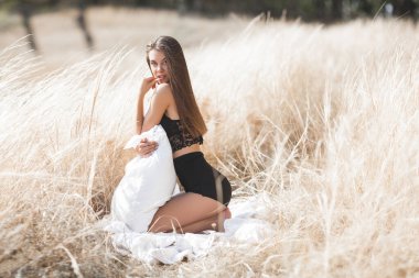 Beyaz çarşafların üzerinde çekici genç kadınlar. Dışarıda beyaz çarşaflarla uyuyan güzel bir kadın..