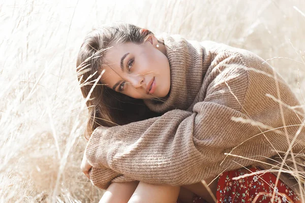 Una Donna Attraente Giovane Donna All Aperto Signora Sfondo Naturale — Foto Stock