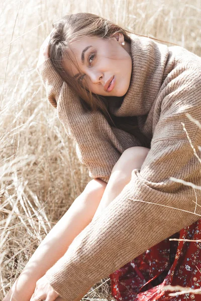 Uma Mulher Atraente Jovem Mulher Livre Senhora Fundo Natural Neutro — Fotografia de Stock