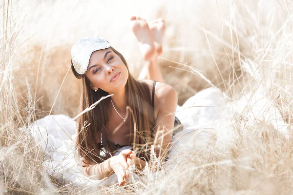 Attrayant Jeune Femmeen Plein Air Sur Les Draps Blancs Belle — Photo