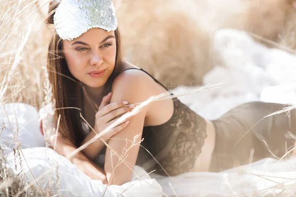 Aantrekkelijke Jonge Vrouw Buiten Witte Lakens Mooie Vrouw Buiten Slapen — Stockfoto