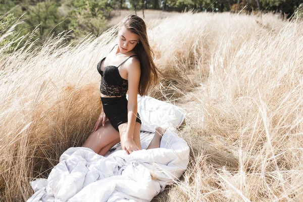 Jovem Mulher Atraente Livre Nos Lençóis Brancos Mulher Bonita Fora — Fotografia de Stock