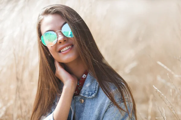 Retrato Close Jovem Bela Mulher Livre Mulher Atraente Fundo Neutro — Fotografia de Stock