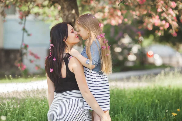 Jeune Mère Petite Fille Mignonne Amusent Extérieur Famille Filles Ensemble — Photo