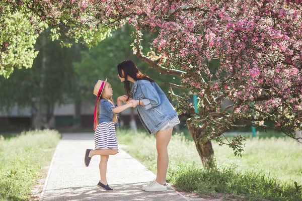 年轻的母亲和她可爱的小女儿在户外玩得很开心 家庭女孩在一起 — 图库照片