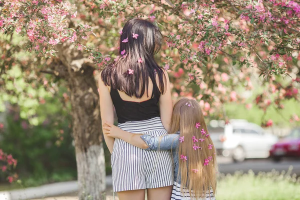 Jeune Mère Petite Fille Mignonne Amusent Extérieur Famille Filles Ensemble — Photo