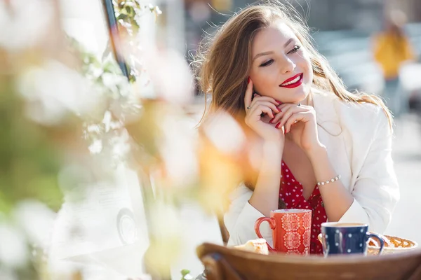 Hermosa Joven Aire Libre Atractiva Joven Sentada Cafetería Bebiendo Café — Foto de Stock