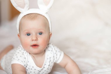 Küçük şirin bir bebek. Tarafsız arkaplanda bebek portresi