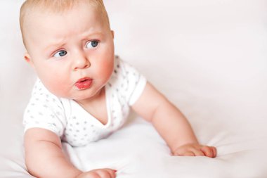 Sevimli bebek tepkisi. Duygusal bir bebek. Güzel bebek yakın çekimi.