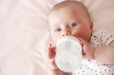 Küçük şirin bebek maması. Bebek beslemesi