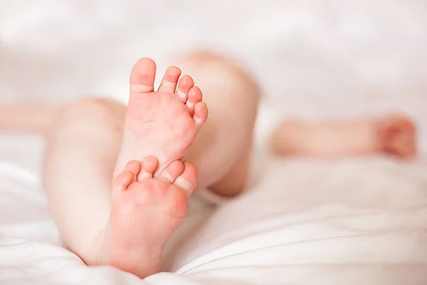 Μικρά Ποδαράκια Αξιολάτρευτα Δαχτυλάκια Γλυκό Μωρό Closeup — Φωτογραφία Αρχείου