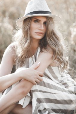 Şapkalı genç ve çekici bir kadın. Açık havada güzel bir kadının yakın plan portresi. Güzel bayan gülümsüyor