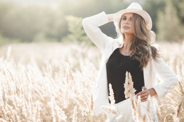 Şapkalı genç ve çekici bir kadın. Açık havada güzel bir kadının yakın plan portresi. Güzel bayan gülümsüyor