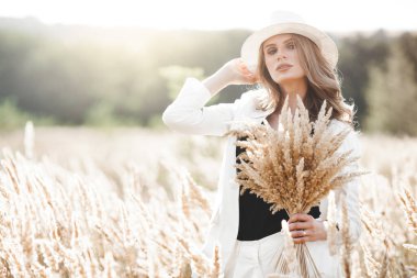 Şapkalı genç ve çekici bir kadın. Açık havada güzel bir kadının yakın plan portresi. Güzel bayan gülümsüyor