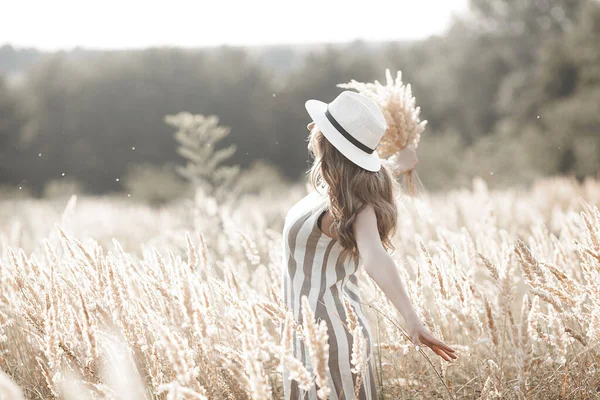 모자를 매력적 야외에서 아름다운 여인의 클로즈업 아름다운 여인의 — 스톡 사진