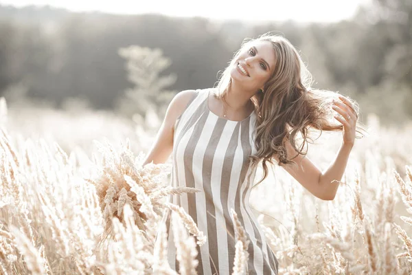 Güzel sarışın kadın, açık havada yakın plan portresi. Gülen surat. Yaz arkaplanındaki güzel bayan. Açık havada duygusal bir kadın.