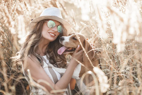 Atractiva Joven Mujer Aire Libre Con Mascota Propietario Perro Juntos — Foto de Stock