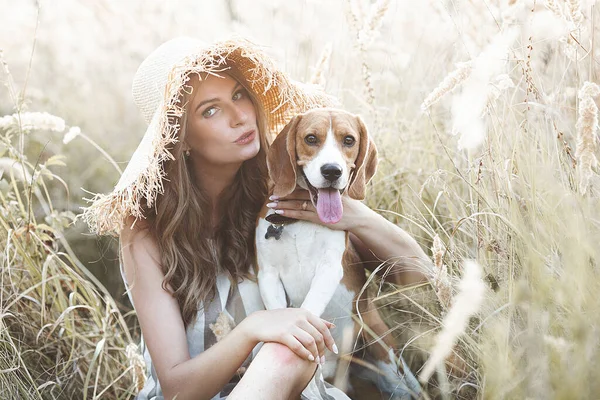 Açık havada evcil hayvanıyla çekici bir genç kadın. Sahibi ve köpeği birlikte. Sonsuza dek arkadaşız. Bayan ve Beagle.