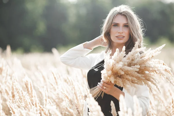 Güzel sarışın kadın, açık havada yakın plan portresi. Gülen surat. Yaz arkaplanındaki güzel bayan. Açık havada duygusal bir kadın.