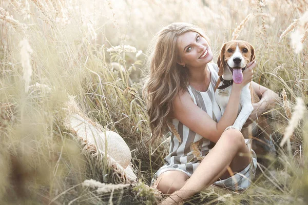 Açık havada evcil hayvanıyla çekici bir genç kadın. Sahibi ve köpeği birlikte. Sonsuza dek arkadaşız. Bayan ve Beagle.