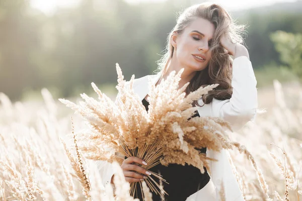 Güzel sarışın kadın, açık havada yakın plan portresi. Gülen surat. Yaz arkaplanındaki güzel bayan. Açık havada duygusal bir kadın.