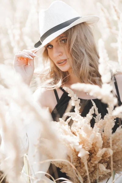 Şapkalı genç ve çekici bir kadın. Açık havada güzel bir kadının yakın plan portresi. Güzel bayan gülümsüyor