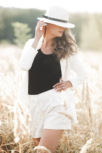 Şapkalı genç ve çekici bir kadın. Açık havada güzel bir kadının yakın plan portresi. Güzel bayan gülümsüyor