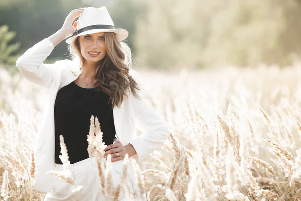 Şapkalı genç ve çekici bir kadın. Açık havada güzel bir kadının yakın plan portresi. Güzel bayan gülümsüyor