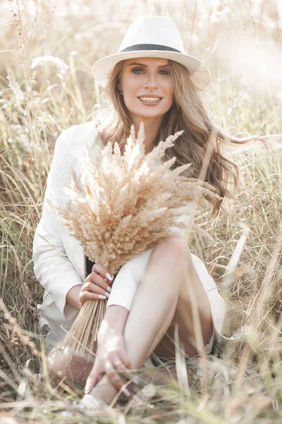 Şapkalı genç ve çekici bir kadın. Açık havada güzel bir kadının yakın plan portresi. Güzel bayan gülümsüyor