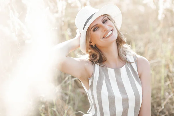 Şapkalı Genç Çekici Bir Kadın Açık Havada Güzel Bir Kadının — Stok fotoğraf