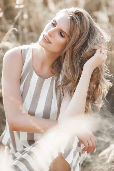 Güzel sarışın kadın, açık havada yakın plan portresi. Gülen surat. Yaz arkaplanındaki güzel bayan. Açık havada duygusal bir kadın.